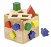 Cube trieur de formes en bois