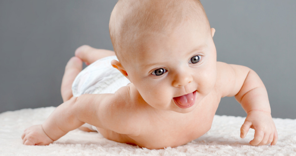 12 idées pour aider bébé à passer du temps sur le ventre
