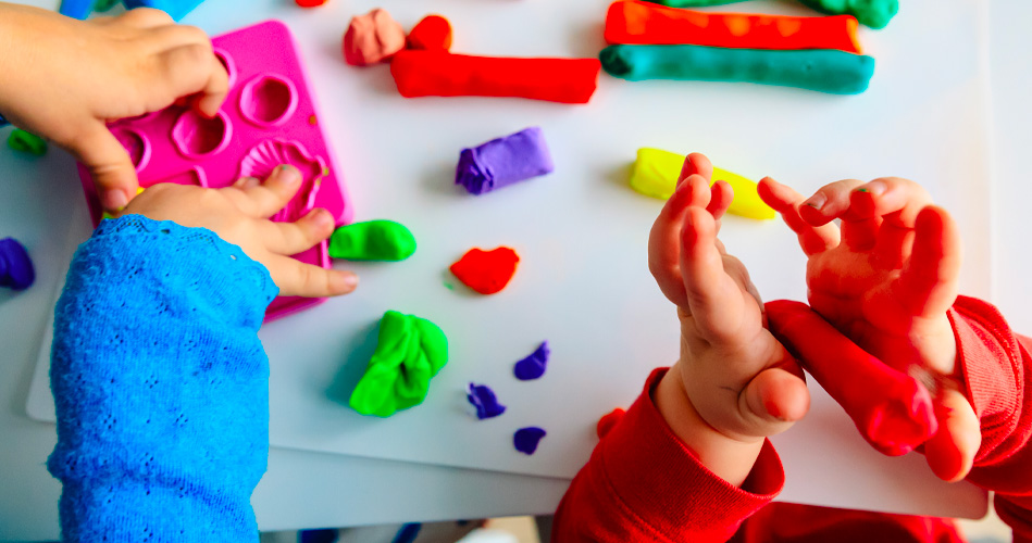 L'art plastique et le jeu pour développer la motricité fine chez l'enfant