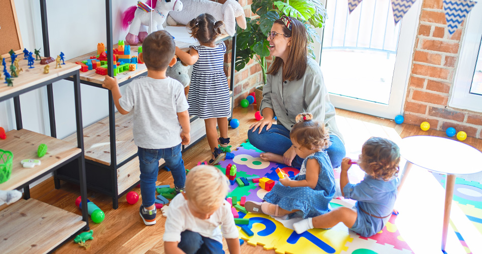 Adopter une pratique humaniste en service de garde avec les poupons et les trottineurs