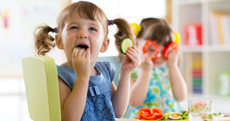 Apprendre aux enfants à manger seuls