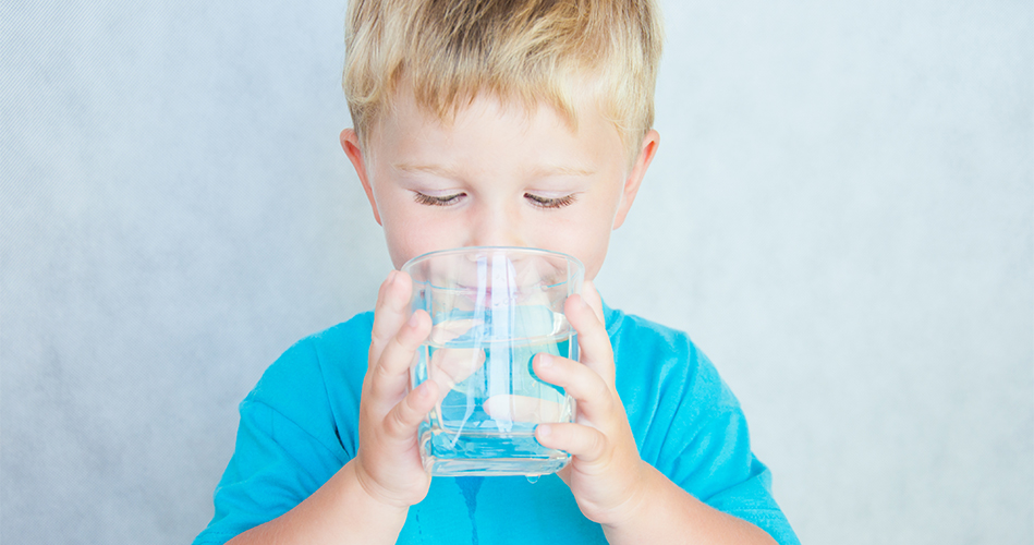 Apprendre en samusant à boire au verre comme un grand