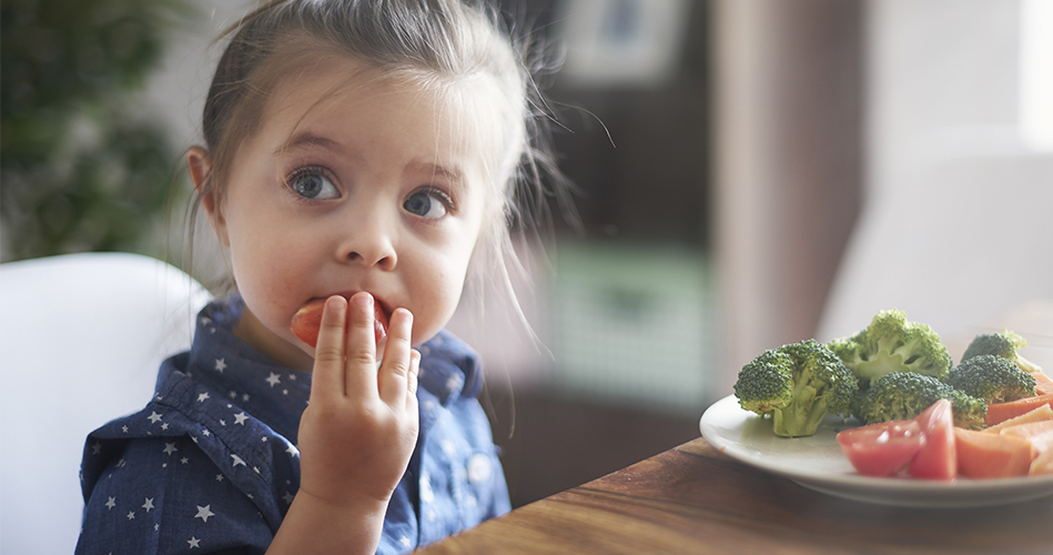 Comment amener les enfants à rester assis à la table?