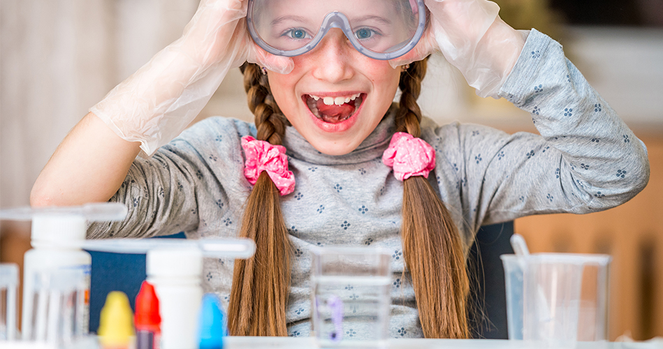 Une Jolie Petite Fille Fait Des Expériences Physiques Avec De L'eau à La  Maison. Un Enfant Ajoute Des Produits Chimiques à Une Expérience Avec De  L'eau Colorée.