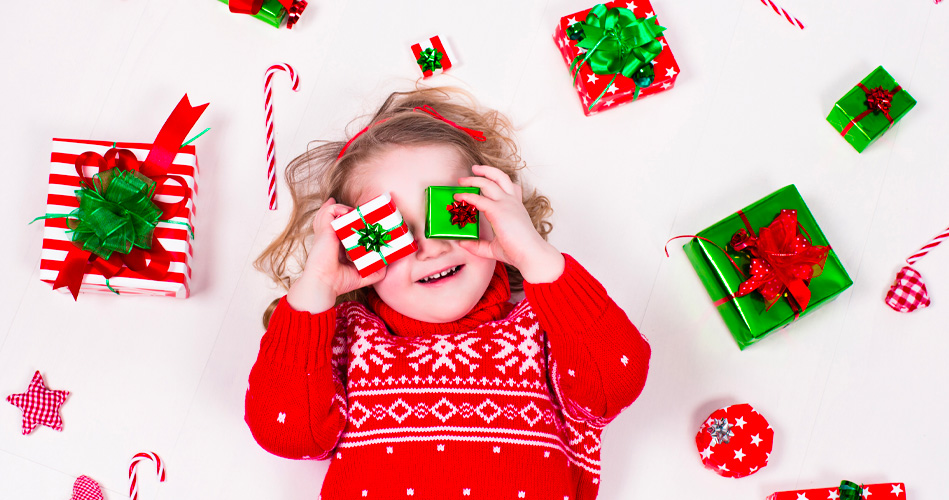 Des cadeaux à déballer, des jouets à imiter