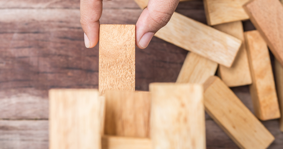 Des cubes de bois multicolores maison