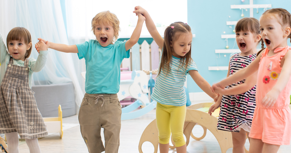 Des oiseaux colorés pour faire bouger les enfants