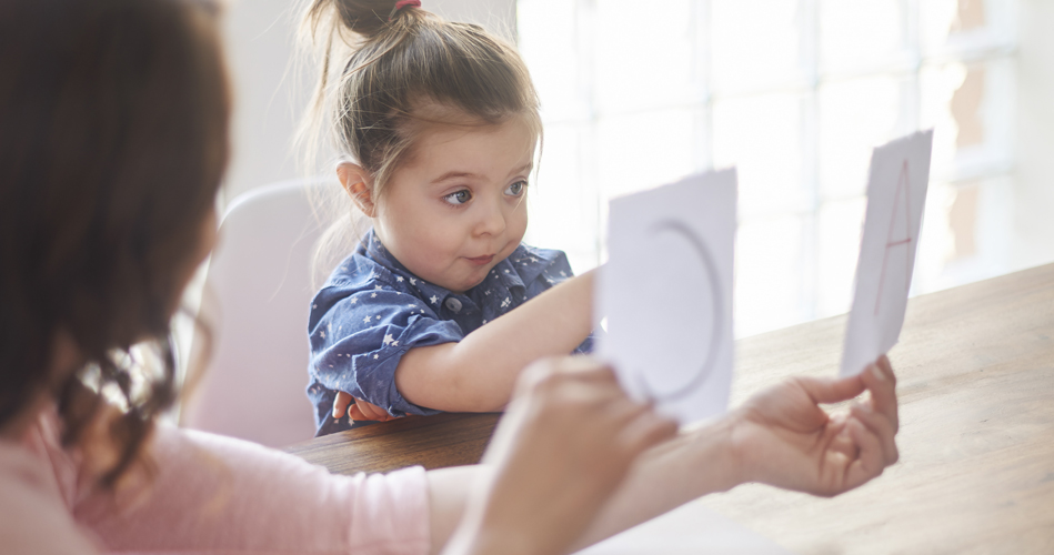 Enfant de 2 ans et 5 mois qui ne prononce pas certains sons