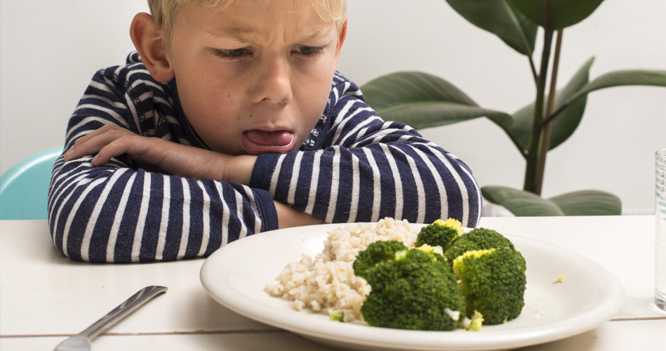 Enfant qui refuse de manger la nourriture de la garderie