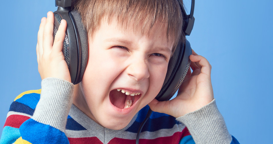Enfants hyperstimulés : l’impact du bruit sur eux et leurs comportements