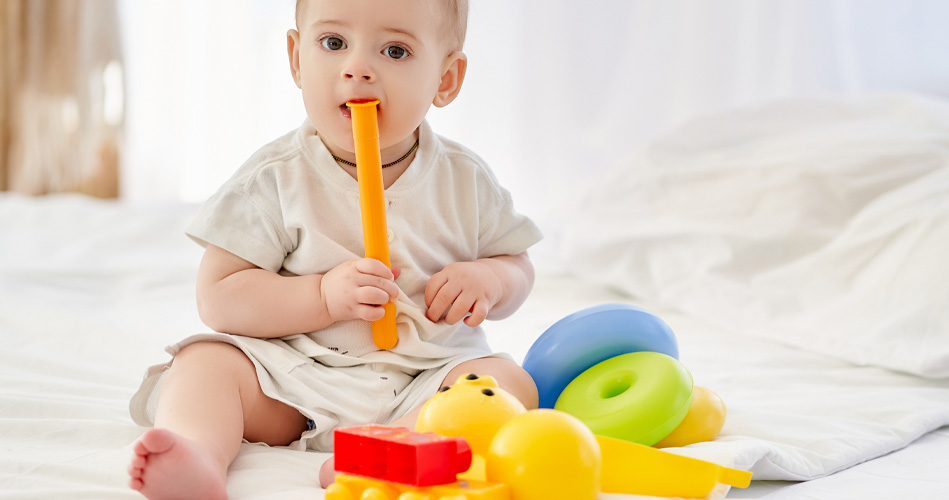 Enfants qui portent les jouets à leur bouche. Que faire, stratégies  éducatives.