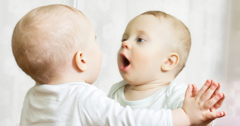 Exploiter le miroir à la pouponnière, activités pour enfants de 0 à 18  mois.