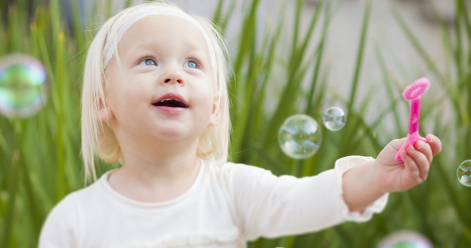 Fond Un Enfant Et Un Tout Petit Jouent Avec Des Bulles De Savon