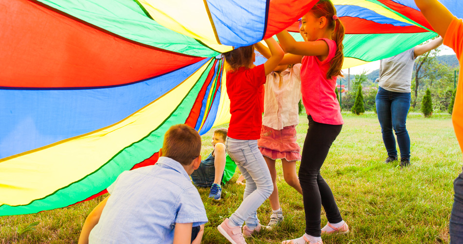 Faites courir les enfants avec votre parachute