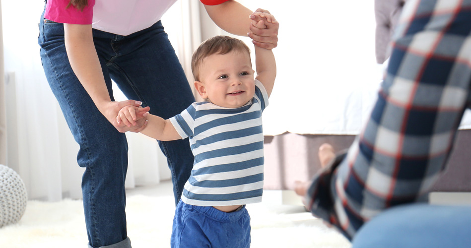 Bébé marche sur la pointe des pieds, de travers