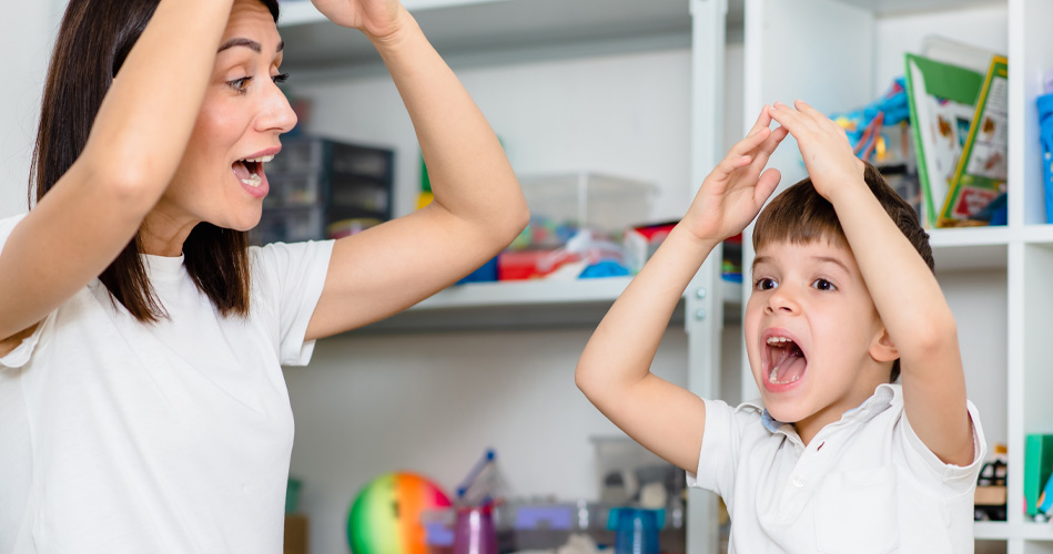 Imiter des sons pour apprendre à bien prononcer des mots