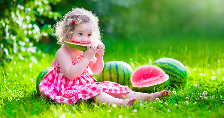 Jouer avec le melon d'eau