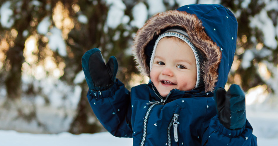 Jouer dehors avec les petits en hiver