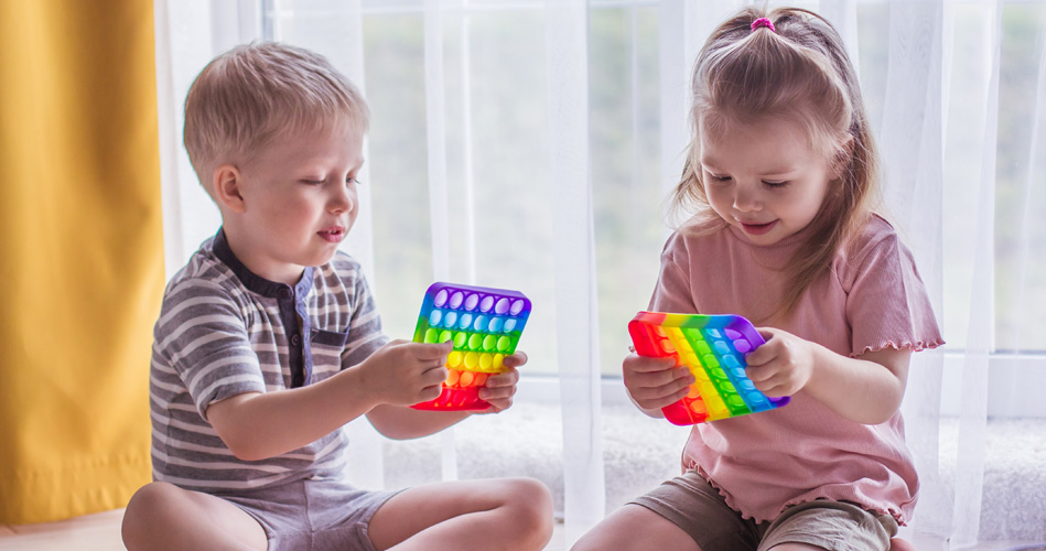 Jumeler activités sensorielles et apprentissages grâce aux jouets « Push Pop Bubble »