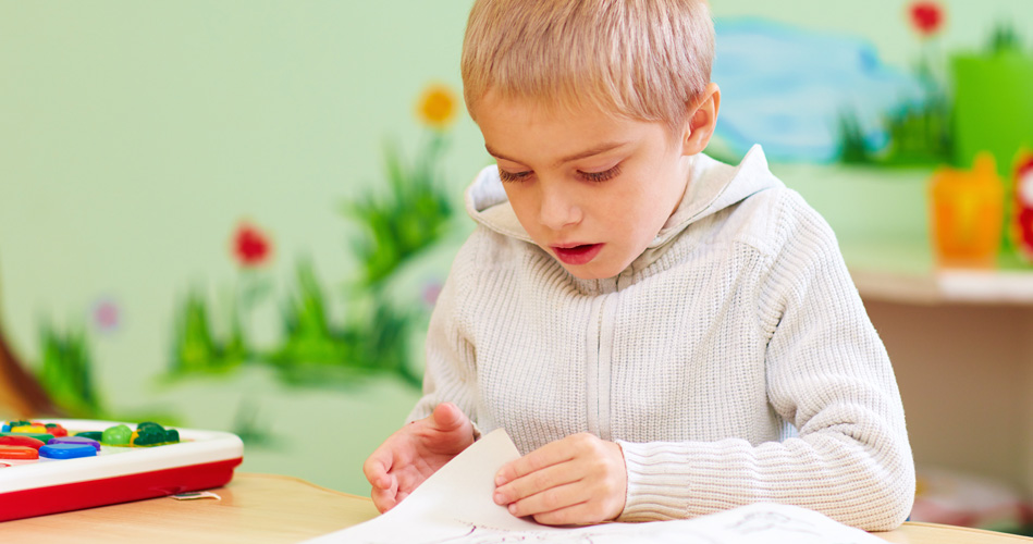 La première journée à lécole pour un enfant autiste