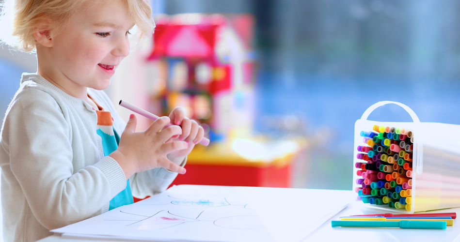 La routine du bricoleur pour préparer le corps à utiliser crayons, ciseaux et ustensiles