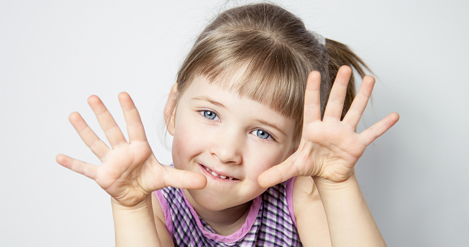 Langage des signes avec les poupons (les mains animées)