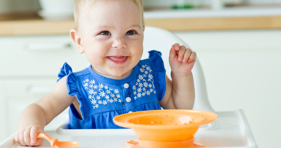 Lautonomie à la période du repas avec les poupons et les trottineurs