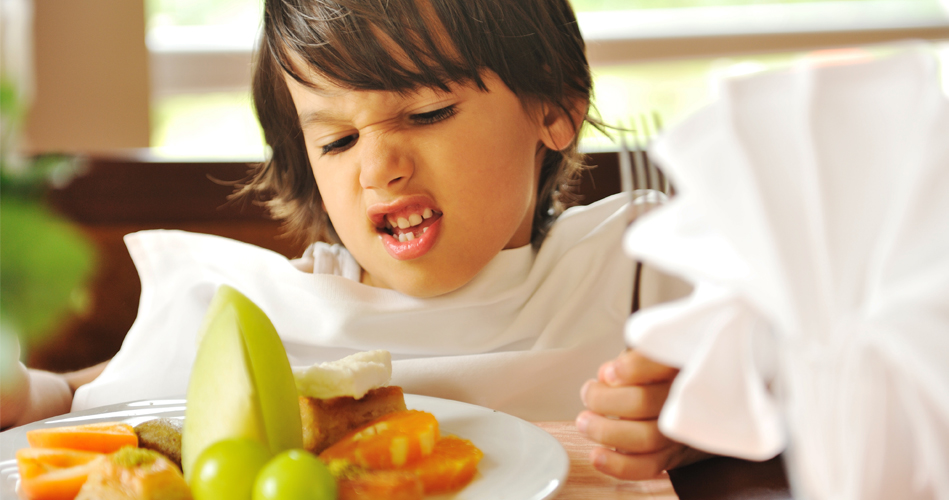 Lenfant difficile avec les aliments