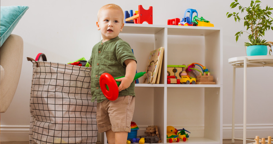 Les bacs sensoriels avec les poupons et les trottineurs