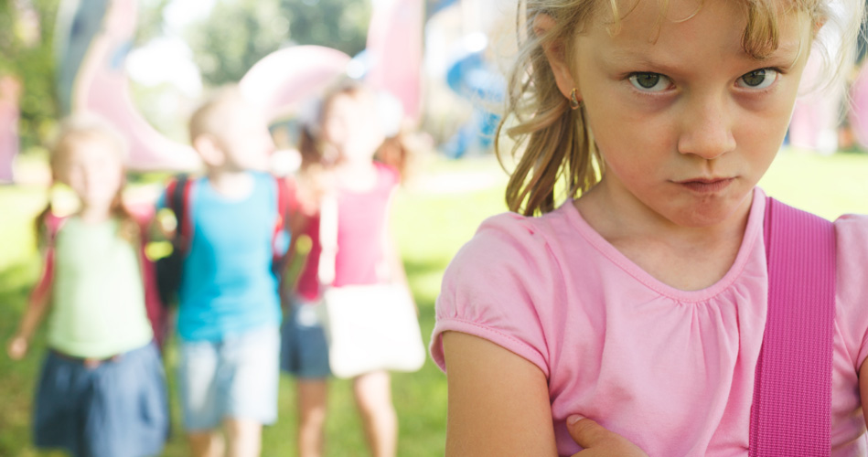 enfant fille de 7 ans triste Photos