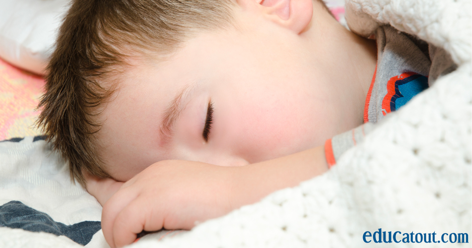 Les enfants difficiles à éveiller à la fin de la sieste