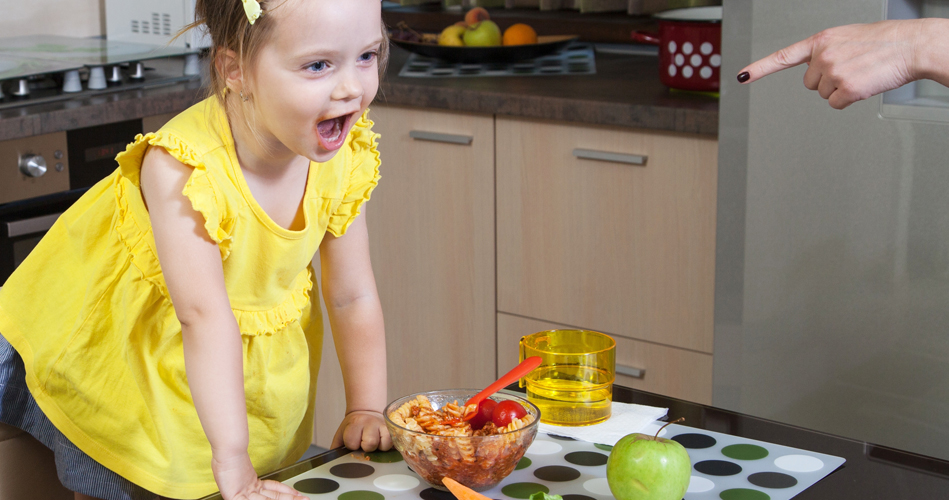 Les enfants qui se relèvent pendant l'heure du diner