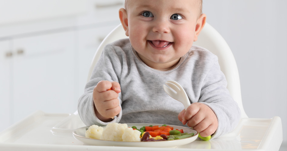 Lintroduction des aliments en morceaux à la pouponnière