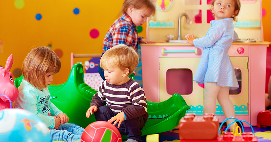 Un coin jeu et lecture dans la chambre d'un bébé de 2 ans et demi - Merci  Suzy