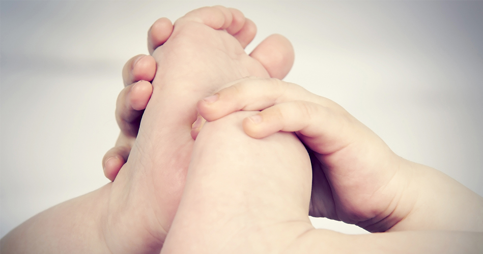 Mes mains et mes pieds, activités pour enfants de 0 à 36 mois.