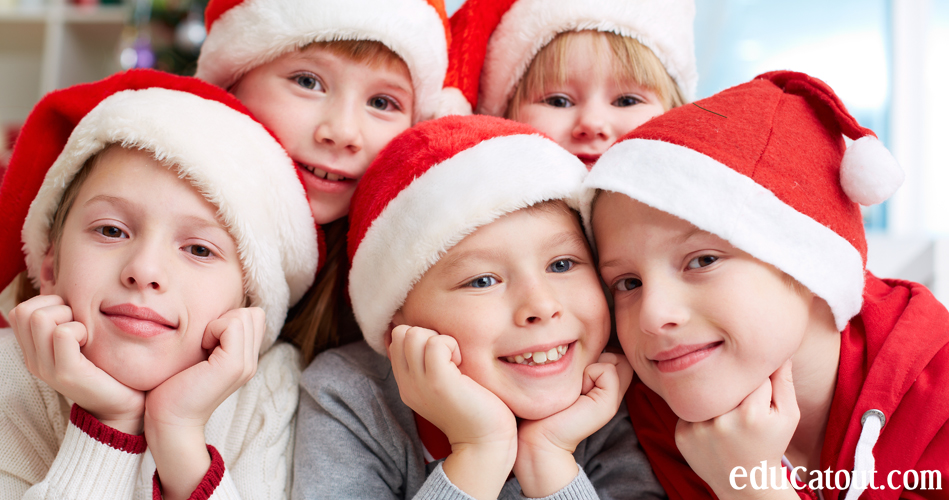 Petite Fille De 7 Ans Aux Décorations De Noël