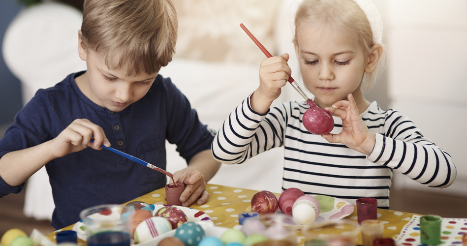 Faites L'oeuf De Pâques Avec La Colle Et Les Ciseaux Activité De