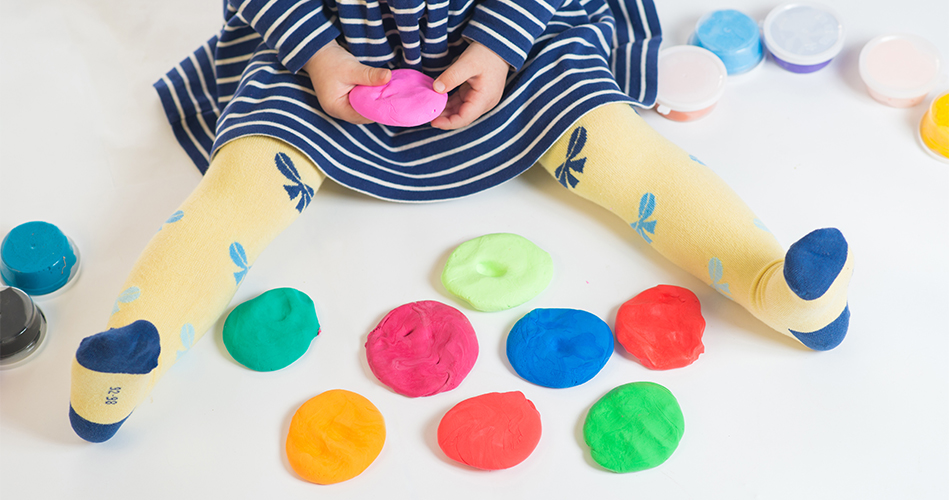 Pâte à modeler maison au Jell-O, activités pour enfants de 0 à 36 mois.