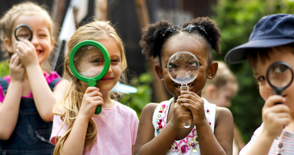 Petits détectives qui explorent à la loupe