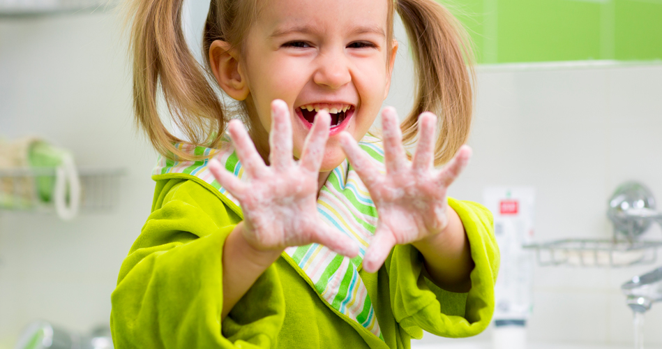 Petits microbes sur les mains