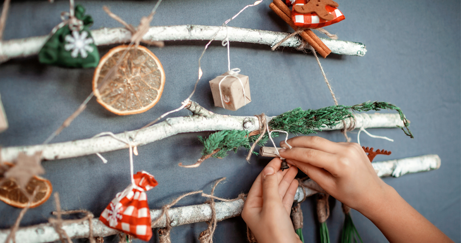 Petits sapins aux guirlandes et décorations inusitées 