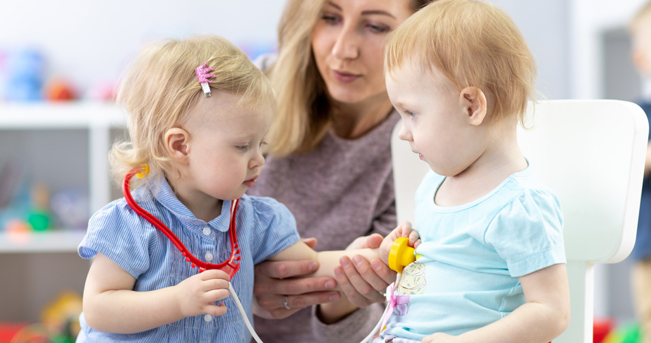 Thème de lhôpital avec les poupons et les trottineurs
