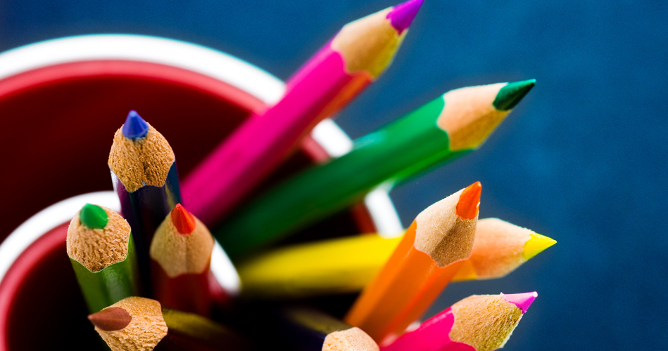 Trois modèles de pots à crayons, bricolage pour enfants.