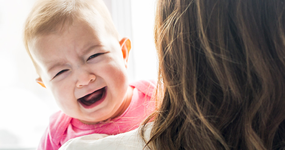 Bébé pleure : que cherche-t-il à vous dire ? - Bébés et Mamans