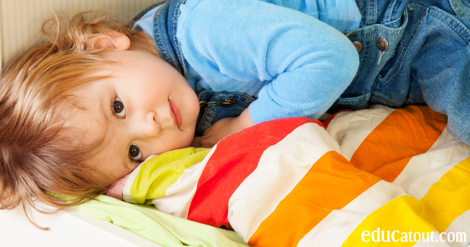 Un enfant qui refuse de faire la sieste