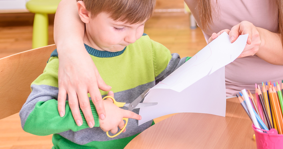 Un truc pour apprendre à bien tenir les ciseaux