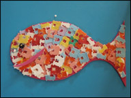 Collez la bouche ainsi que le bouton en guise d’oeil sur votre poisson.