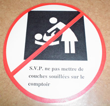 S.v.p. ne pas mettre de couches souillées sur le comptoir S.v.p. ne pas mettre de couches souillées sur le comptoir