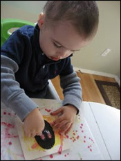 Ensuite, si les enfants sont assez vieux, faites-leur découper les photos pour qu’elles aient différentes formes. 