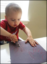 Faites colorier les mains par les enfants à l’aide de crayons blancs.